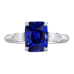 Anello con tre pietre di smeraldo e zaffiro 3,50 carati con diamante a forma di baguette