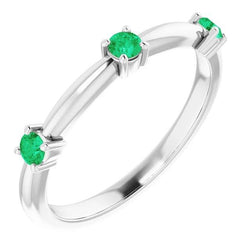 Anello con tre pietre di smeraldo verde colombiano da 0,90 carati e oro bianco 14 carati