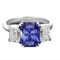 Anello con zaffiro a forma radiante 3 carati e diamante smeraldo tre pietre