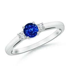 Anello con zaffiro blu 2,70 carati e diamanti tre pietre in oro bianco 14 carati