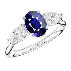 Anello con zaffiro blu profondo 3 carati e diamanti a forma di pera tre pietre ovali