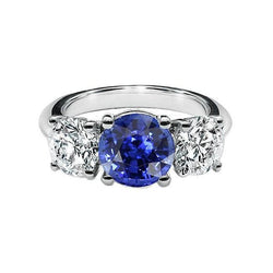Anello con zaffiro blu tondo da 2,50 carati e diamanti tre pietre in oro bianco 14 carati