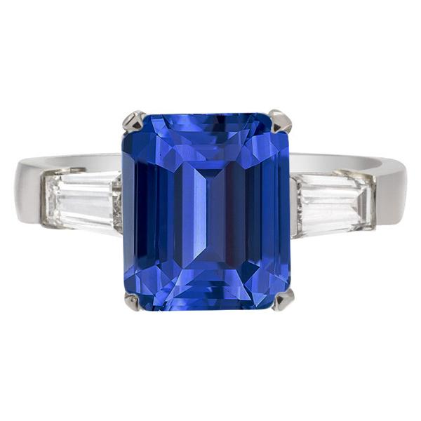 Anello con zaffiro di Ceylon e smeraldo a tre pietre con diamanti baguette 3.50 carati - harrychadent.it