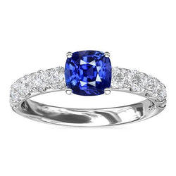 Anello con zaffiro di Ceylon. cuscino per gioielli con pietre preziose. 3 carati di diamanti