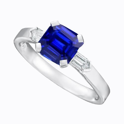 Anello con zaffiro e smeraldo con 3 pietre e diamanti. 1.75 carati. baguette affusolate - harrychadent.it