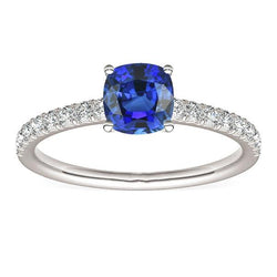 Anello con zaffiro taglio cuscino con pietre preziose. 2.50 carati. diamanti incastonati a coda di pesce