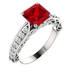 Anello da 4.40 carati con rubino rosso principessa e diamanti scintillanti in oro 14K