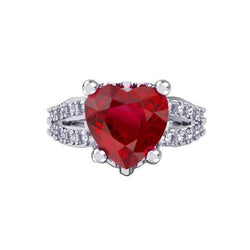 Anello da 5 ct con rubino taglio cuore rosso con diamanti. oro bianco 14 carati
