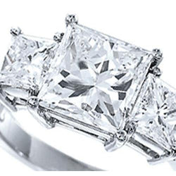 Anello da donna con tre diamanti taglio principessa con tre pietre in oro bianco 2.51 carati