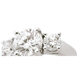 Anello da donna con tre pietre in oro bianco con diamanti 2.55 carati