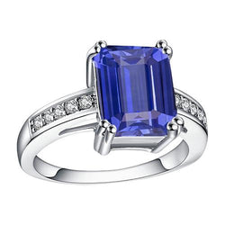 Anello da donna in oro bianco con diamanti. 3.25 carati. con zaffiro di Ceylon
