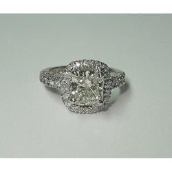 Anello di diamanti a forma di alone con diamante scintillante da 3,35 ct con accenti