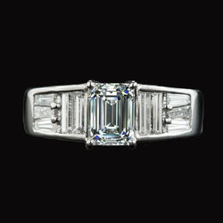 Anello di fidanzamento Baguette e smeraldo con diamanti incastonati 5.50 carati