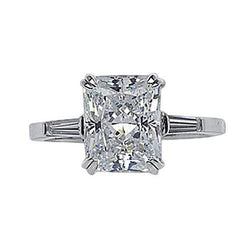 Anello di fidanzamento a tre pietre con diamanti baguette e diamanti da 2.10 carati