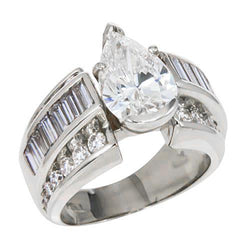 Anello di fidanzamento baguette con diamante centrale a pera su gambo 6,01 ct. WG 14K