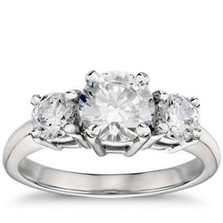 Anello di fidanzamento con diamante da 2,50 carati a tre pietre con taglio rotondo