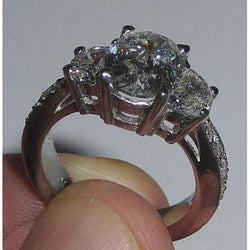 Anello di fidanzamento con diamante ovale in oro bianco 14 carati 3.50 carati