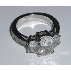 Anello di fidanzamento con diamante ovale in oro bianco da 3,50 carati, tre pietre