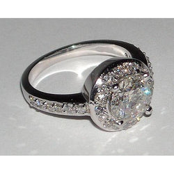 Anello di fidanzamento con diamante rotondo da 2,5 ct con montatura a pavé di oro bianco 14K