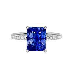 Anello di fidanzamento con diamante scintillante e zaffiro. taglio radiante. oro 3 carati
