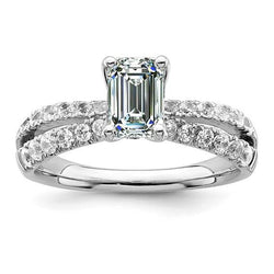 Anello di fidanzamento con diamante smeraldo con accenti in oro con gambo diviso 4 carati