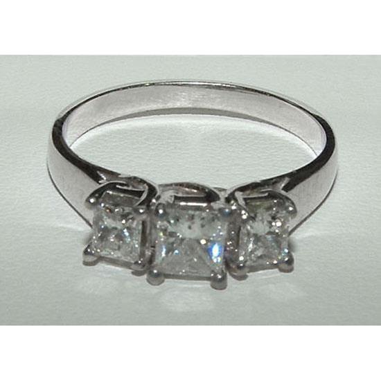Anello di fidanzamento con diamante taglio principessa da 2.01 ct. tre pietre - harrychadent.it