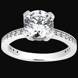Anello di fidanzamento con diamanti rotondi da 2.25 carati con accenti