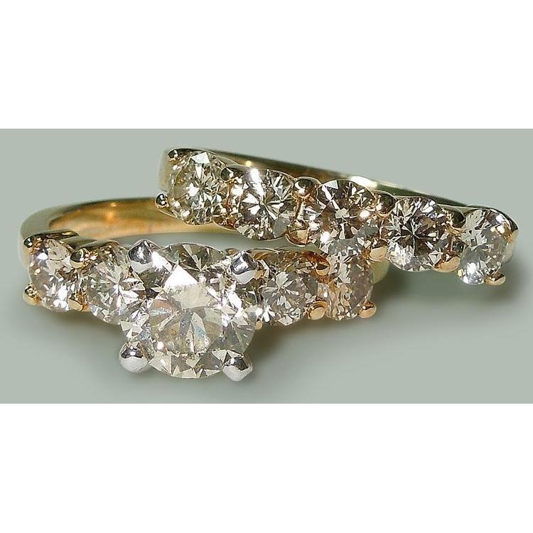 Anello di fidanzamento con diamanti rotondi da 3.51 ct a fascia in oro giallo - harrychadent.it