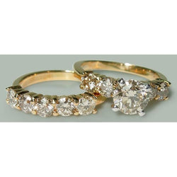 Anello di fidanzamento con diamanti rotondi da 3.51 ct a fascia in oro giallo