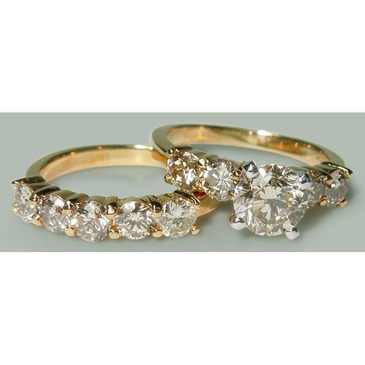 Anello di fidanzamento con diamanti rotondi da 3.51 ct a fascia in oro giallo - harrychadent.it