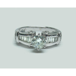 Anello di fidanzamento con diamanti rotondi e baguette da 1,50 carati in oro bianco 14K