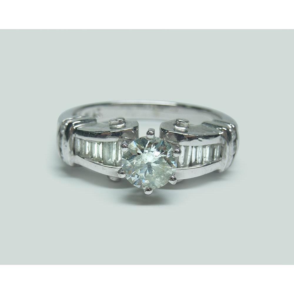 Anello di fidanzamento con diamanti rotondi e baguette da 1,50 carati in oro bianco 14K - harrychadent.it