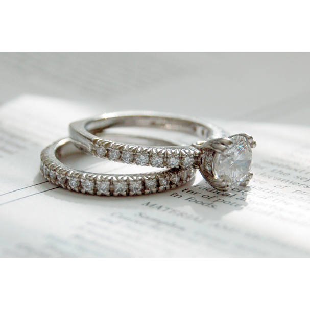 Anello di fidanzamento con gioielli personalizzati con diamanti e set di fasce per l'eternità