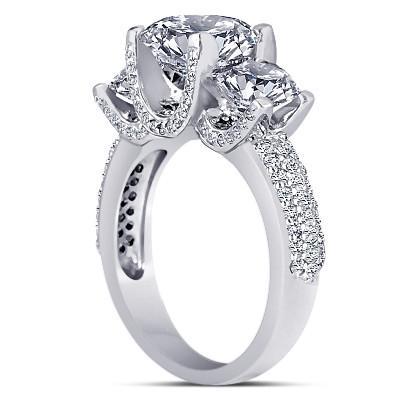 Anello di fidanzamento con tre pietre Pave Diamonds 4.75 carati oro bianco 14K - harrychadent.it