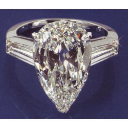 Anello di fidanzamento con tre pietre di diamante a forma di pera da 2.10 carati