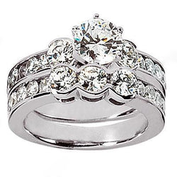 Anello di fidanzamento con tre pietre di diamante incastonato in oro bianco 3,11 carati