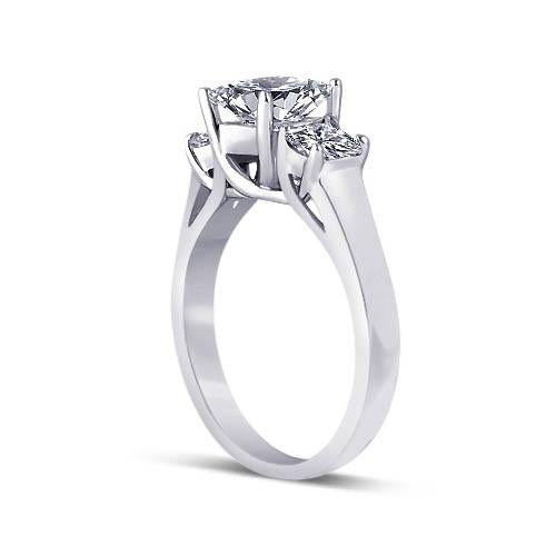 Anello di fidanzamento con tre pietre di diamante. gioielli in oro con diamanti da 2,30 carati e oro bianco da 14 carati - harrychadent.it