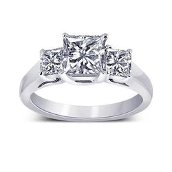 Anello di fidanzamento con tre pietre di diamante. gioielli in oro con diamanti da 2,30 carati e oro bianco da 14 carati