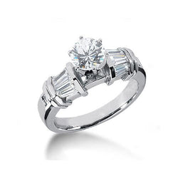 Anello di fidanzamento con tre pietre rotonde e diamanti baguette da 2.25 carati