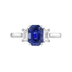 Anello di fidanzamento con tre pietre smeraldo zaffiro dello Sri Lanka 2.50 carati
