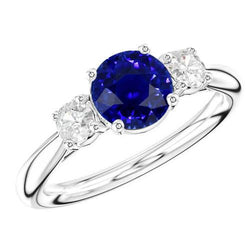 Anello di fidanzamento con tre pietre. zaffiro blu rotondo. 2.50 carati. diamanti