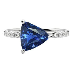 Anello di fidanzamento con trilioni di zaffiri incastonati con diamanti rotondi 3 carati