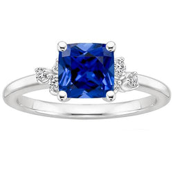 Anello di fidanzamento con zaffiro blu cuscino e diamanti. oro bianco 2.50 carati