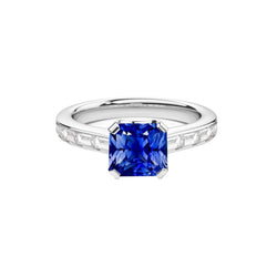 Anello di fidanzamento con zaffiro radiante Set di canali con accenti baguette da 2 carati