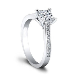 Anello di fidanzamento in oro bianco con diamanti taglio princess da 2.80 ct
