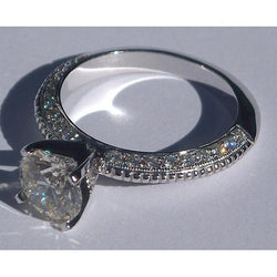 Anello di fidanzamento in oro bianco con micro pavé di diamanti rotondi da 2.26 carati