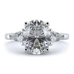Anello di fidanzamento in oro bianco con tre pietre di diamante a taglio ovale da 4.5 carati