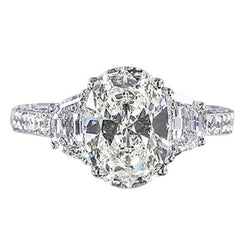 Anello di fidanzamento in oro bianco stile tre pietre con diamante ovale da 4.51 carati