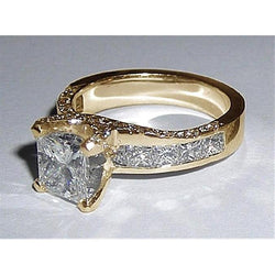Anello di fidanzamento in oro fantasia con diamanti taglio principessa da 3 carati