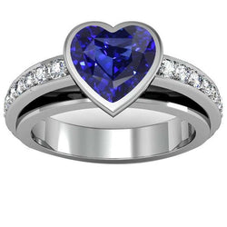 Anello di fidanzamento lunetta con zaffiro blu profondo 3.50 carati pavé di diamanti